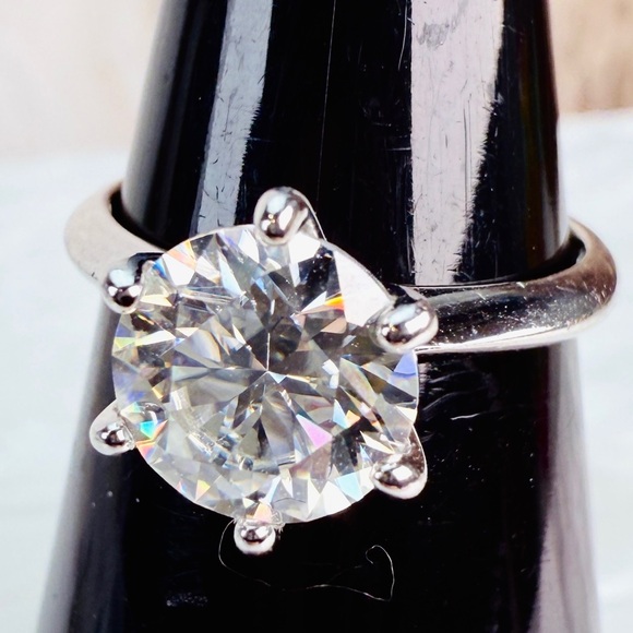 Beautiful size 4 3/4 silvertone, solitaire bling engagement ring - Picture 3 of 5